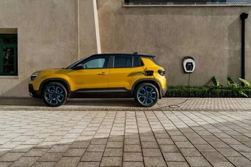 Vista lateral del Jeep Avenger destacando su perfil robusto y líneas dinámicas.