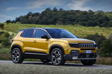 Perfil dinámico del Jeep Avenger destacando sus líneas aerodinámicas.