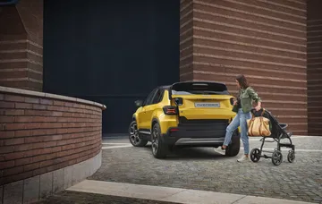 Vista trasera del Jeep Avenger destacando su diseño robusto y juvenil.