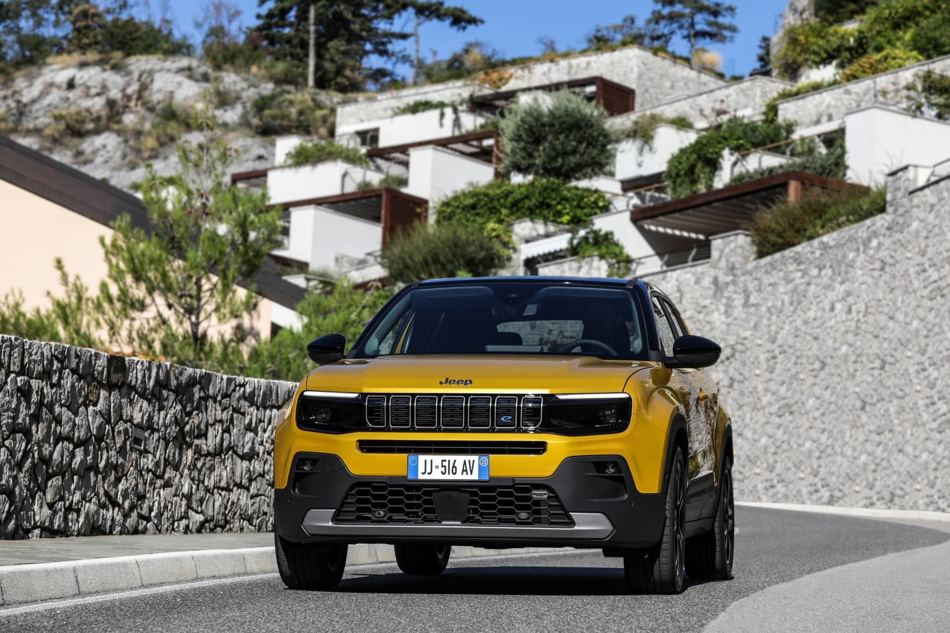 Vista trasera y lateral del Jeep Avenger en carretera