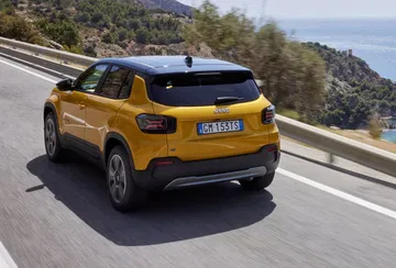 Vista dinámica del Jeep Avenger destacando su diseño robusto y moderno.
