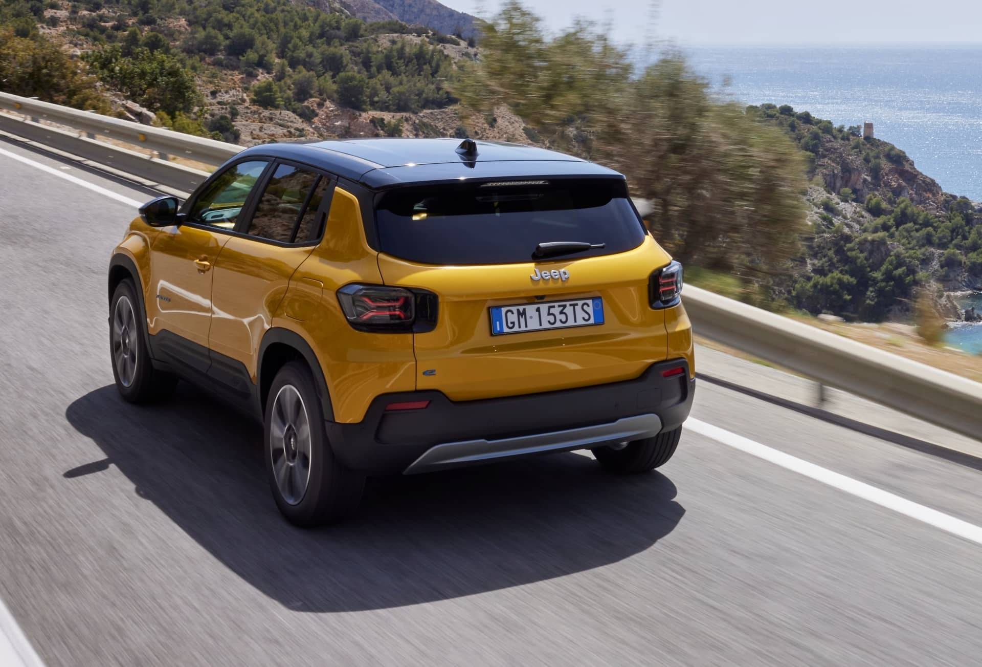 Vista dinámica del Jeep Avenger destacando su diseño robusto y moderno.