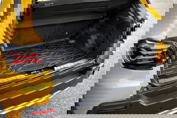 Imagen del maletero del Jeep Avenger mostrando su capacidad y organización.