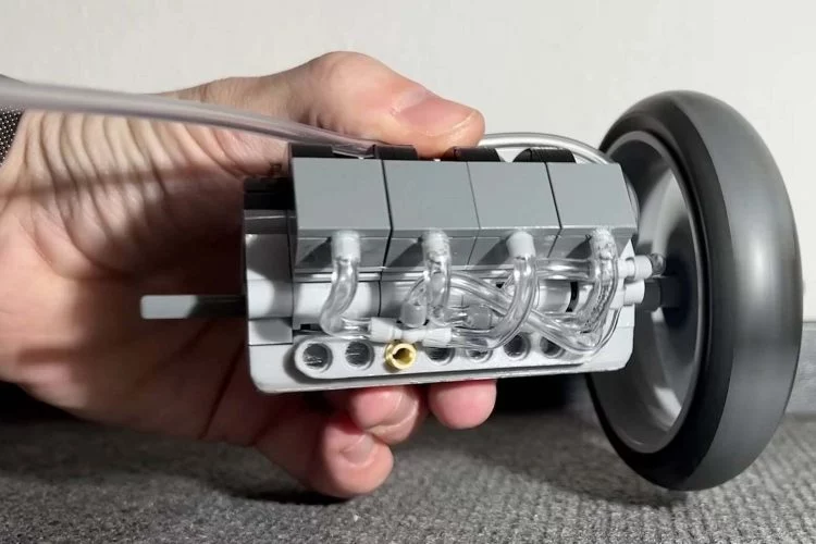 Motor V8 Mas Pequeno Mundo Lego Video 1