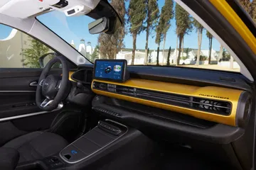 Vista detallada del salpicadero del Jeep Avenger, resaltando su diseño moderno.