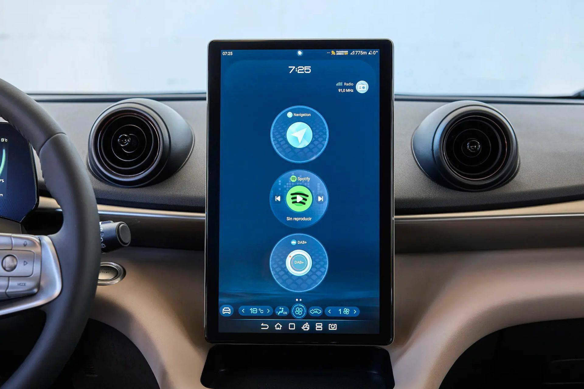 Vista cercana del sistema de infotainment vertical del BYD Dolphin.