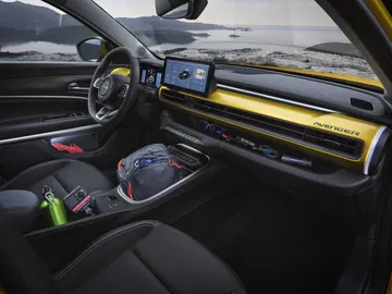 Vista del tablero que muestra elegantes acabados y la instrumentación del Jeep Avenger.