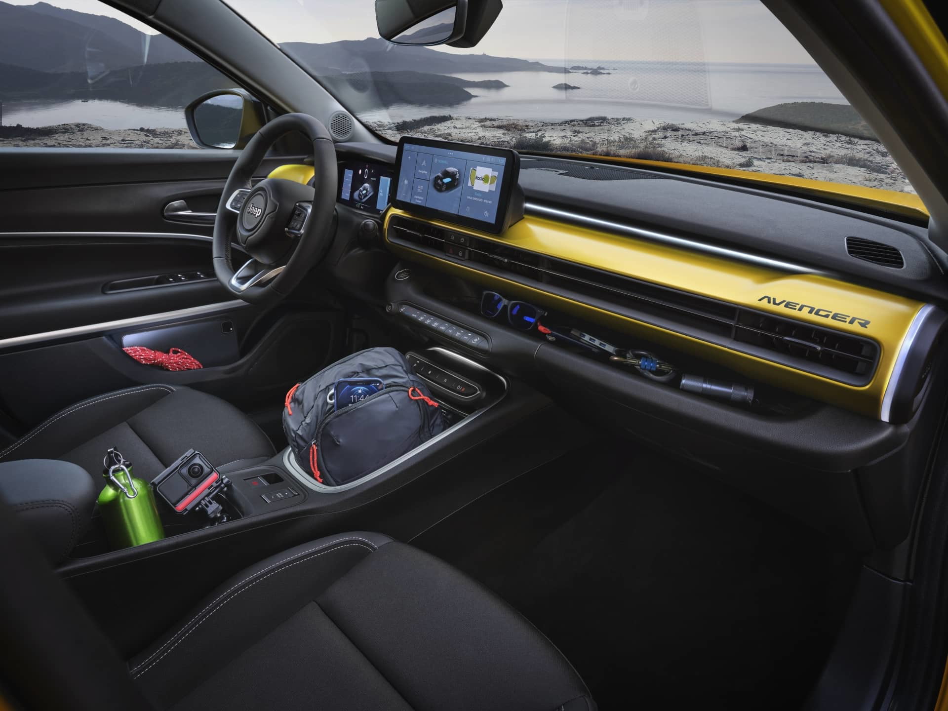 Vista del tablero que muestra elegantes acabados y la instrumentación del Jeep Avenger.
