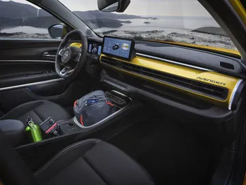 Vista parcial del tablero y volante del Jeep Avenger, destacando su diseño moderno.