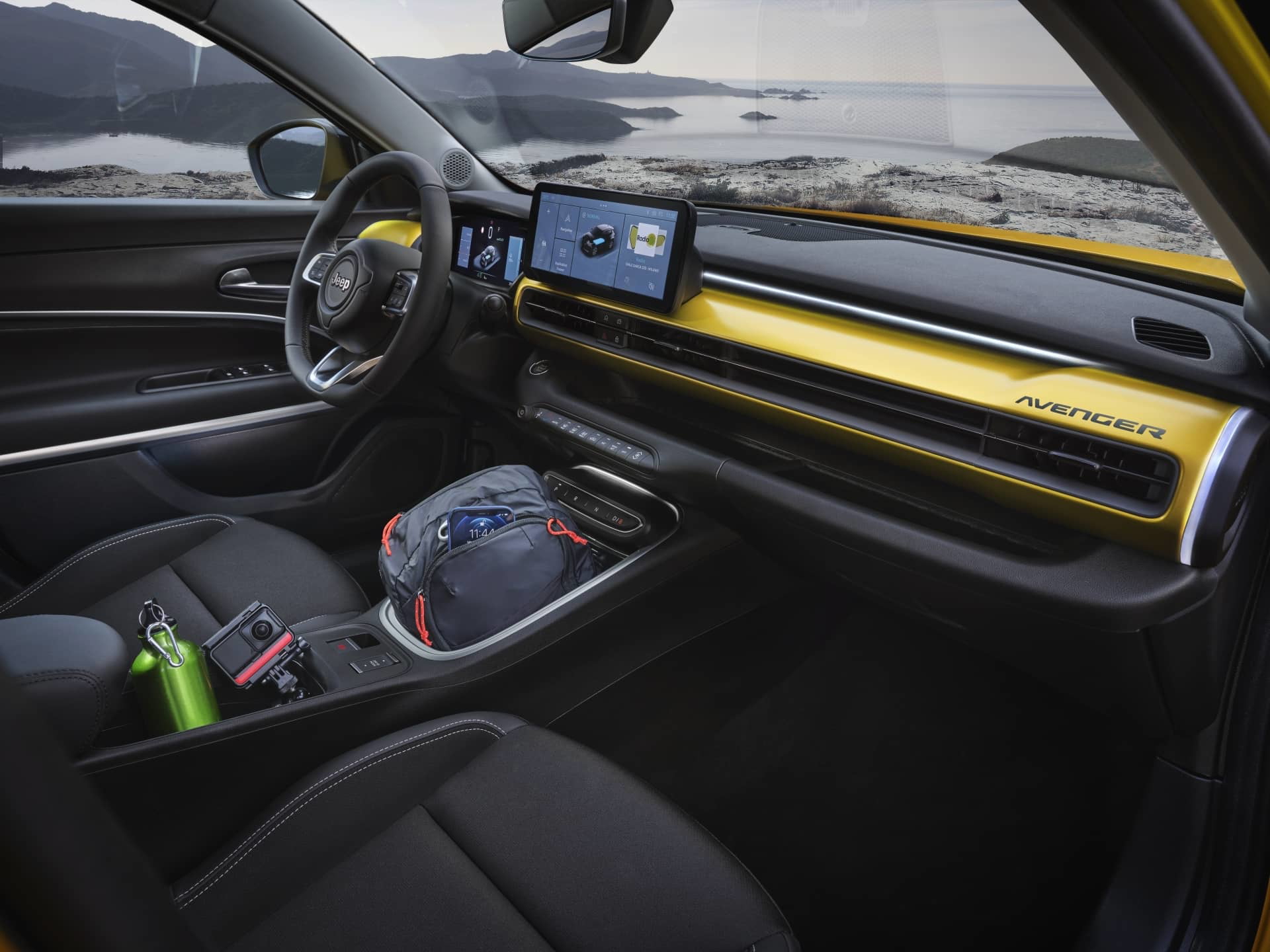 Vista parcial del tablero y volante del Jeep Avenger, destacando su diseño moderno.