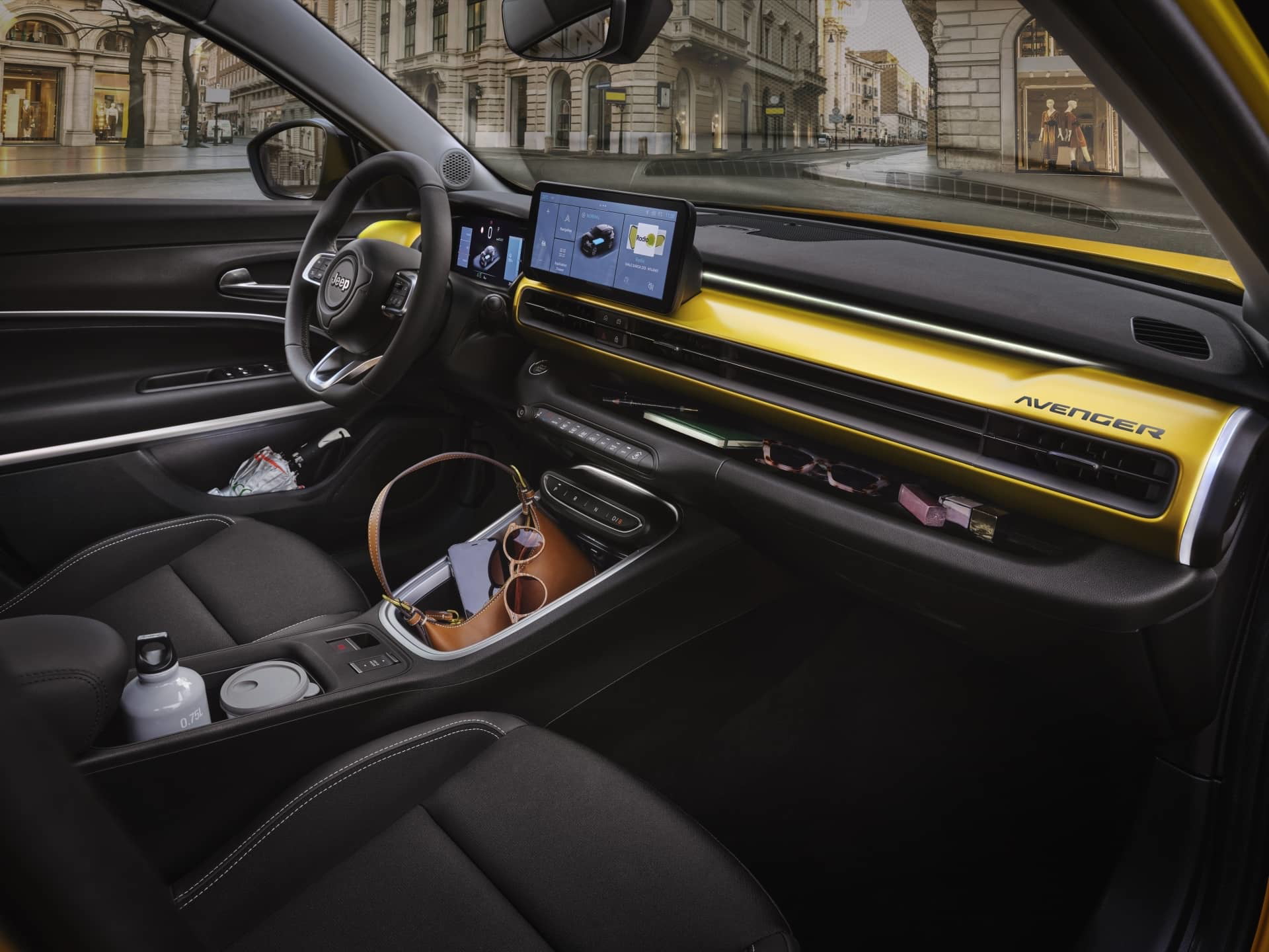 Puesto de conducción del Jeep Avenger con acabados modernos y pantalla táctil.