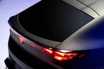Vista en ángulo del techo y parte trasera del CUPRA Tavascan.