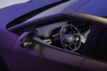 Vista del volante y parte del tablero del CUPRA Tavascan.