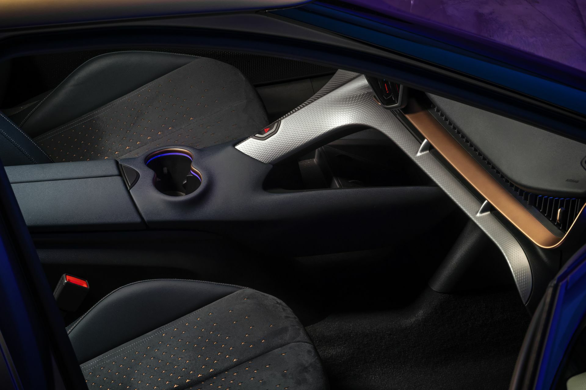 Primer plano del volante y detalles del salpicadero del CUPRA Tavascan.