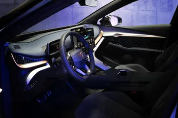 Volante deportivo CUPRA Tavascan con iluminación ambiental azul.