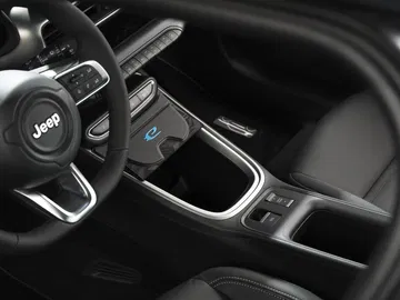 Vista del volante y controles del Jeep Avenger, destacando su ergonomía y diseño.