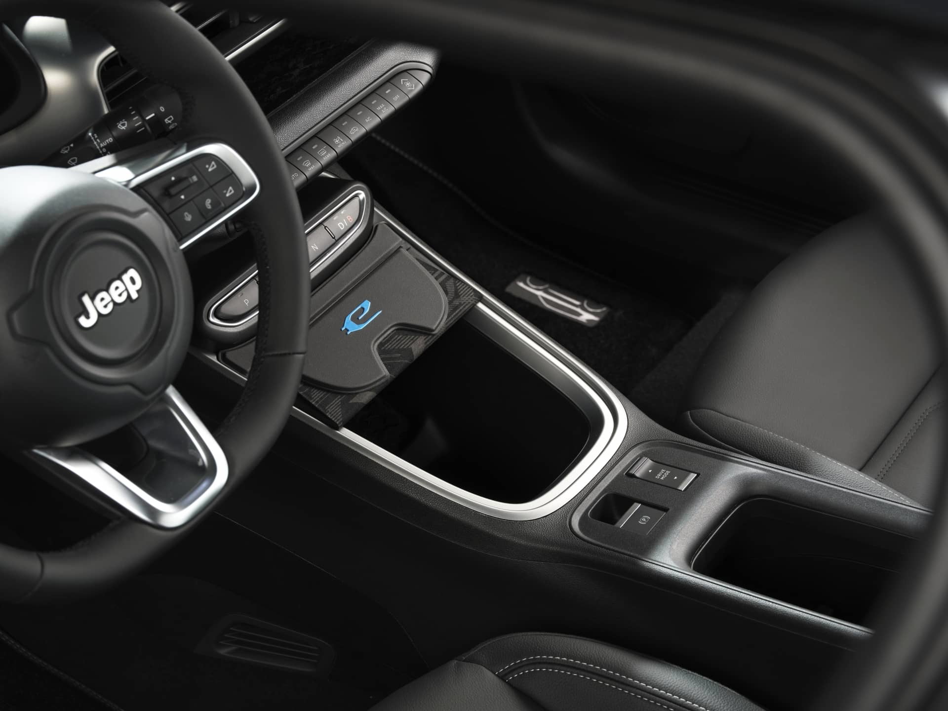 Vista del volante y controles del Jeep Avenger, destacando su ergonomía y diseño.