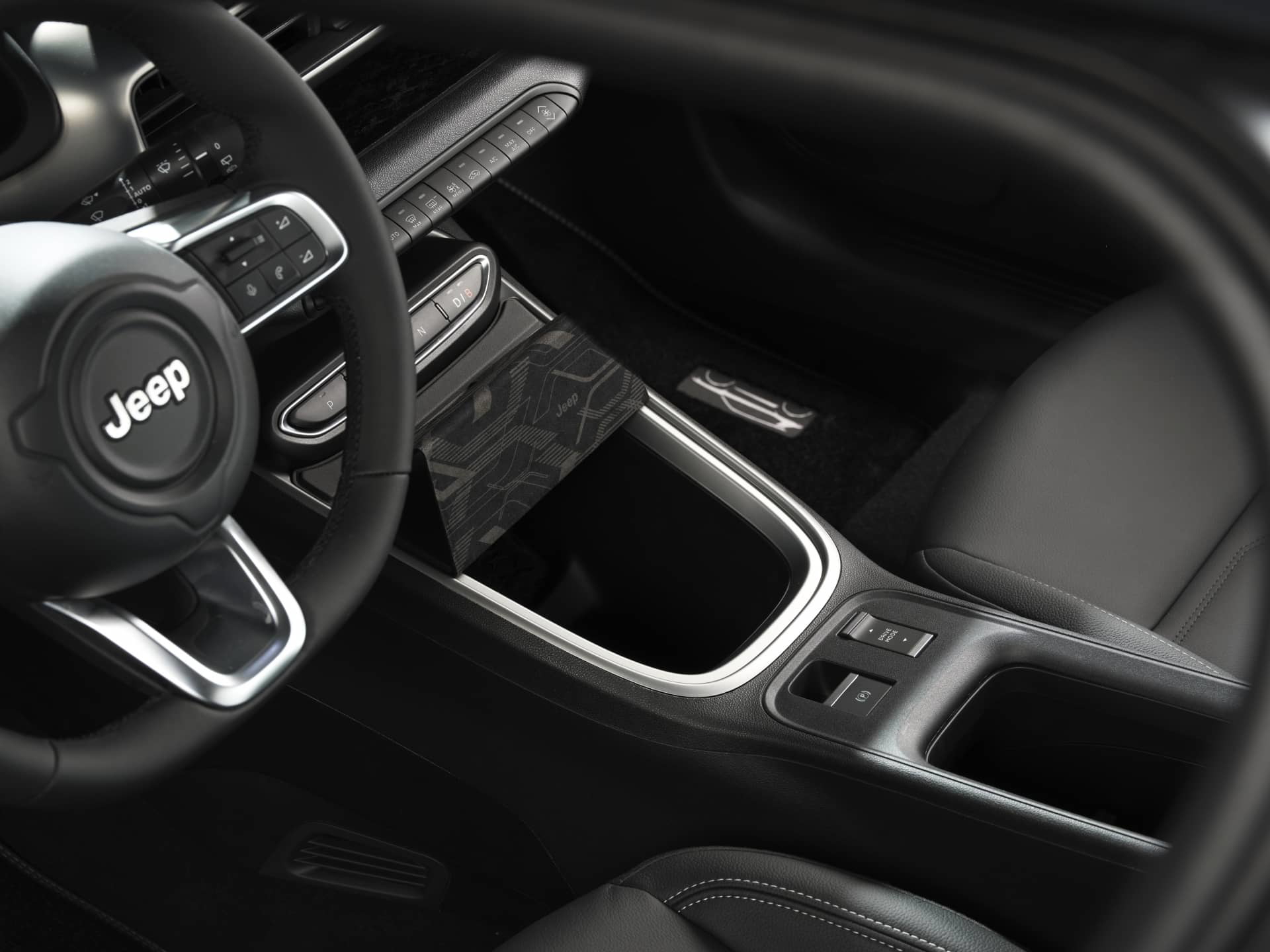 Vista del volante con controles integrados del Jeep Avenger.