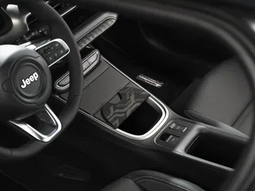 Vista cercana del volante y consola central del Jeep Avenger.