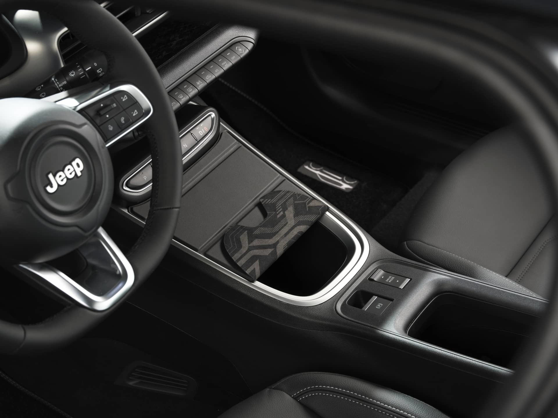 Vista cercana del volante y consola central del Jeep Avenger.