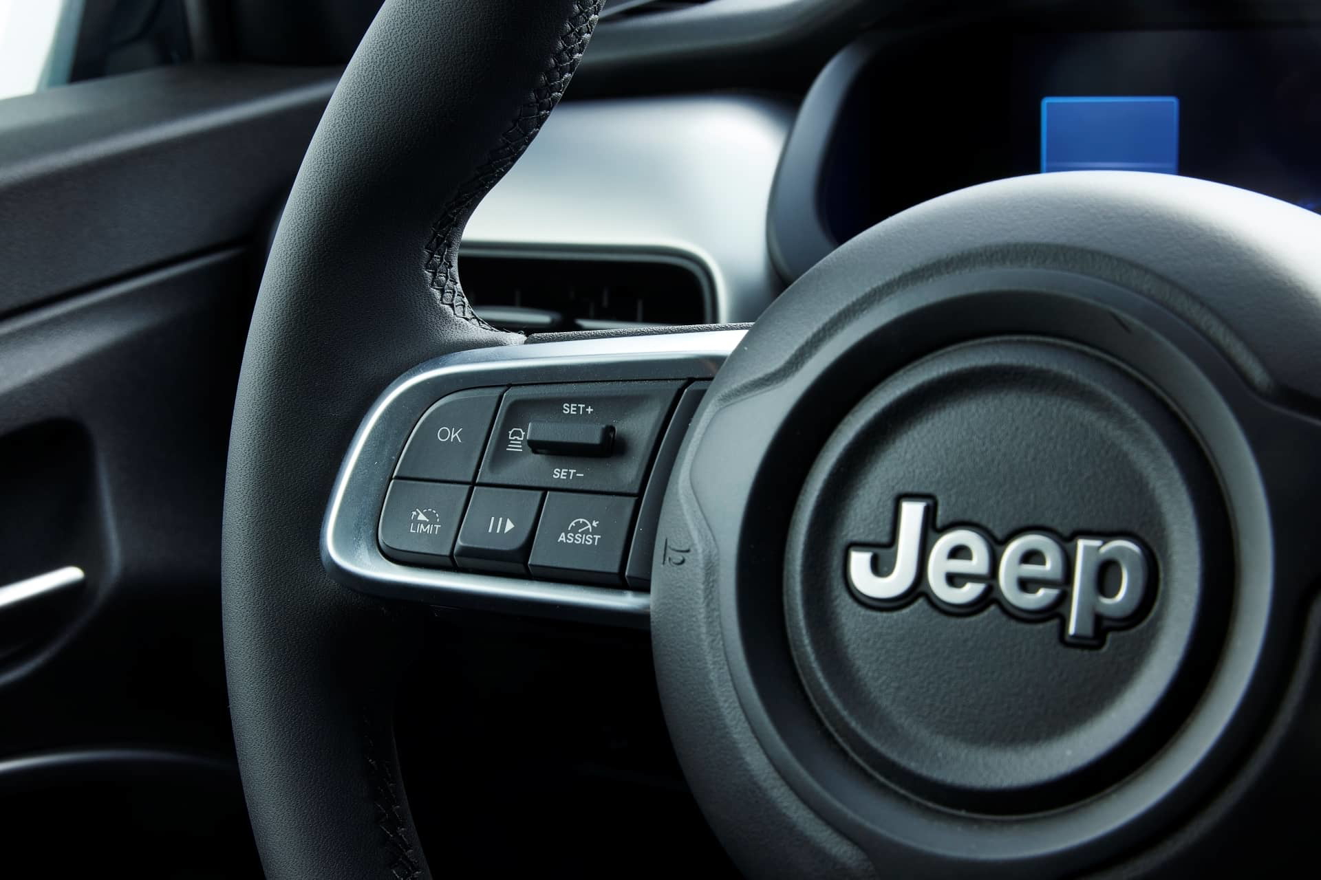 Volante con el emblema de Jeep y mandos integrados.