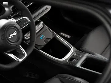 Vista cercana del volante y consola central del Jeep Avenger.