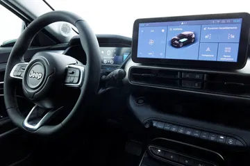 Vista del volante y sistema de infoentretenimiento avanzado.