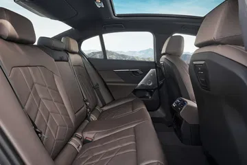 Vista de los asientos traseros del BMW Serie 5, destacando su confort y diseño.