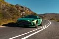 Aston Martin DB12 captado en pleno dinamismo en carretera de montaña.