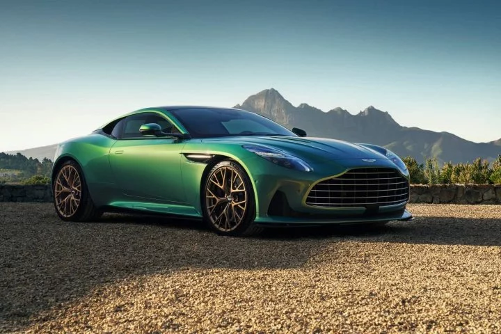 Elegante silueta del Aston Martin DB12, destacando su línea y dinamismo.