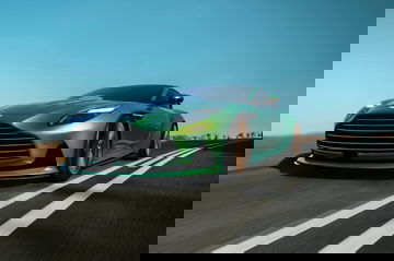 Vista angulada que muestra la imponente delantera y el perfil elegante del Aston Martin DB12.