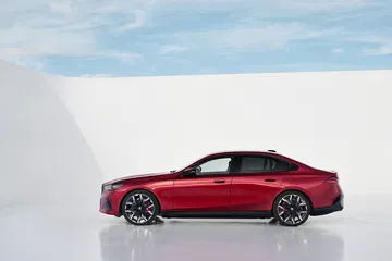 Vista lateral de un BMW Serie 5 en un acabado rojo intenso