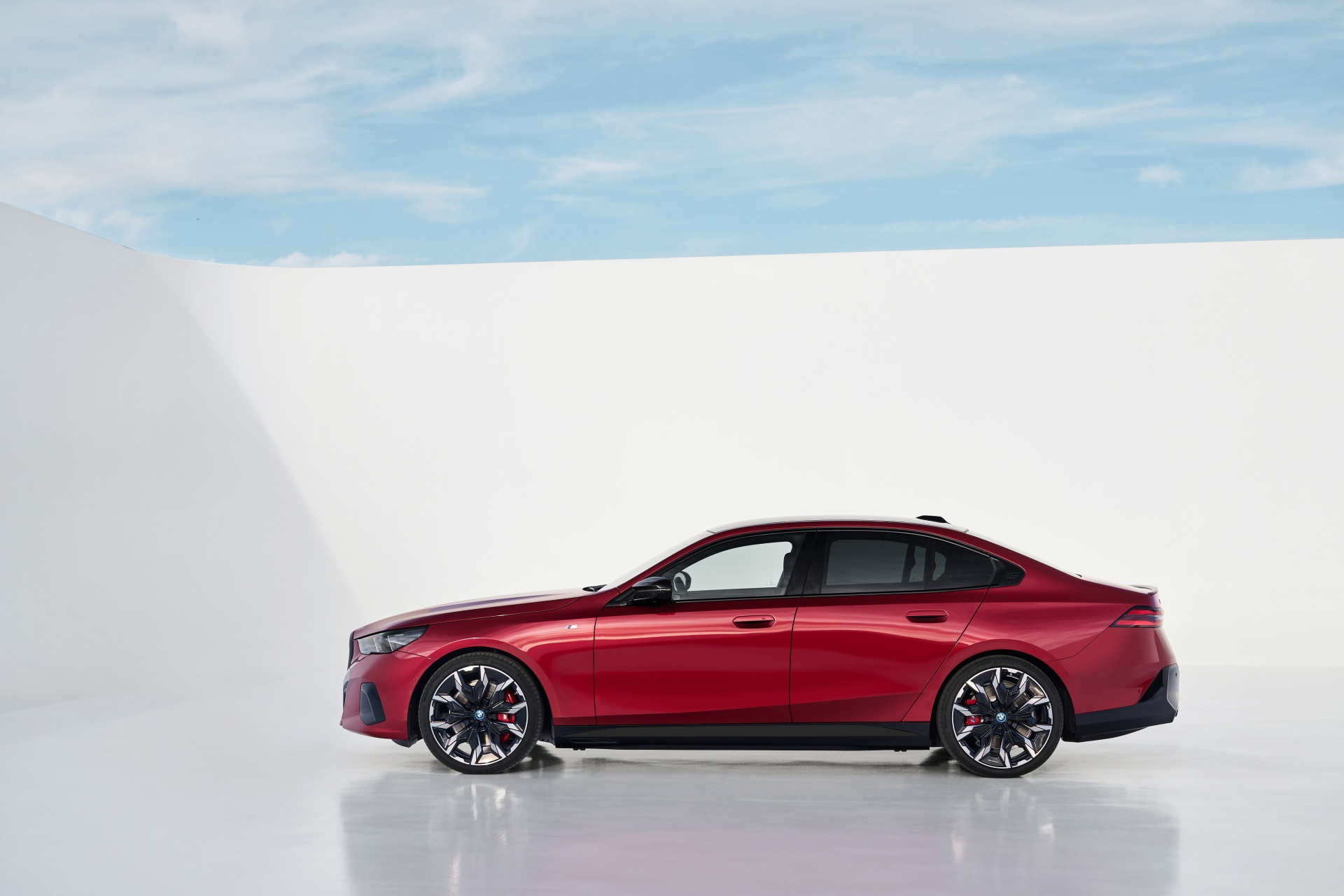 Vista lateral de un BMW Serie 5 en un acabado rojo intenso