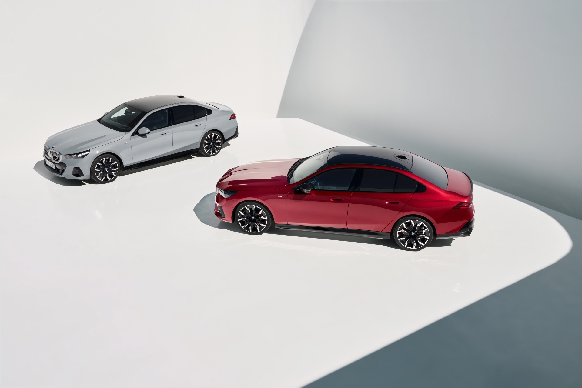 Vista lateral que muestra la elegancia y líneas dinámicas del BMW Serie 5.