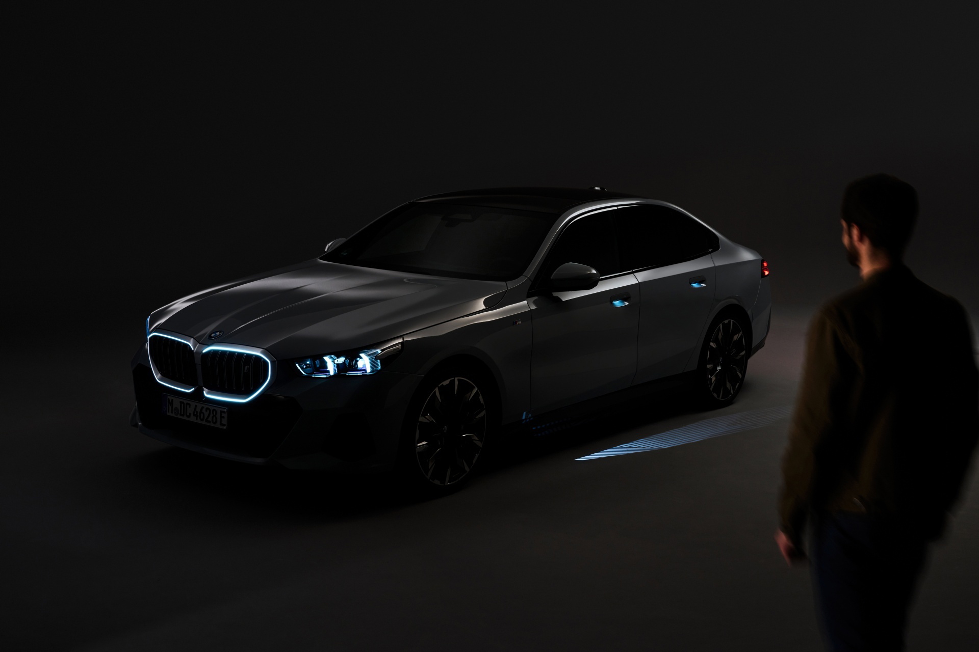 Vista nocturna de un BMW Serie 5, resaltando su iluminación frontal y diseño lateral.
