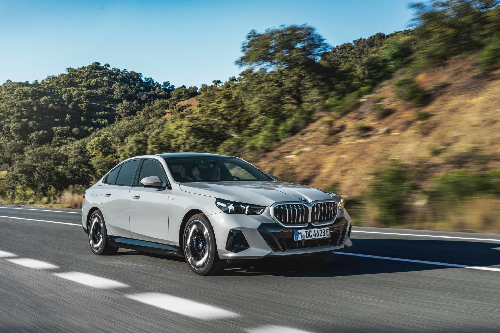 Vista dinámica del BMW Serie 5 en movimiento, destacando su diseño lateral.