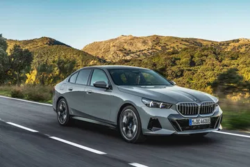 Perfil dinámico del BMW Serie 5 destacando su diseño elegante y deportivo.