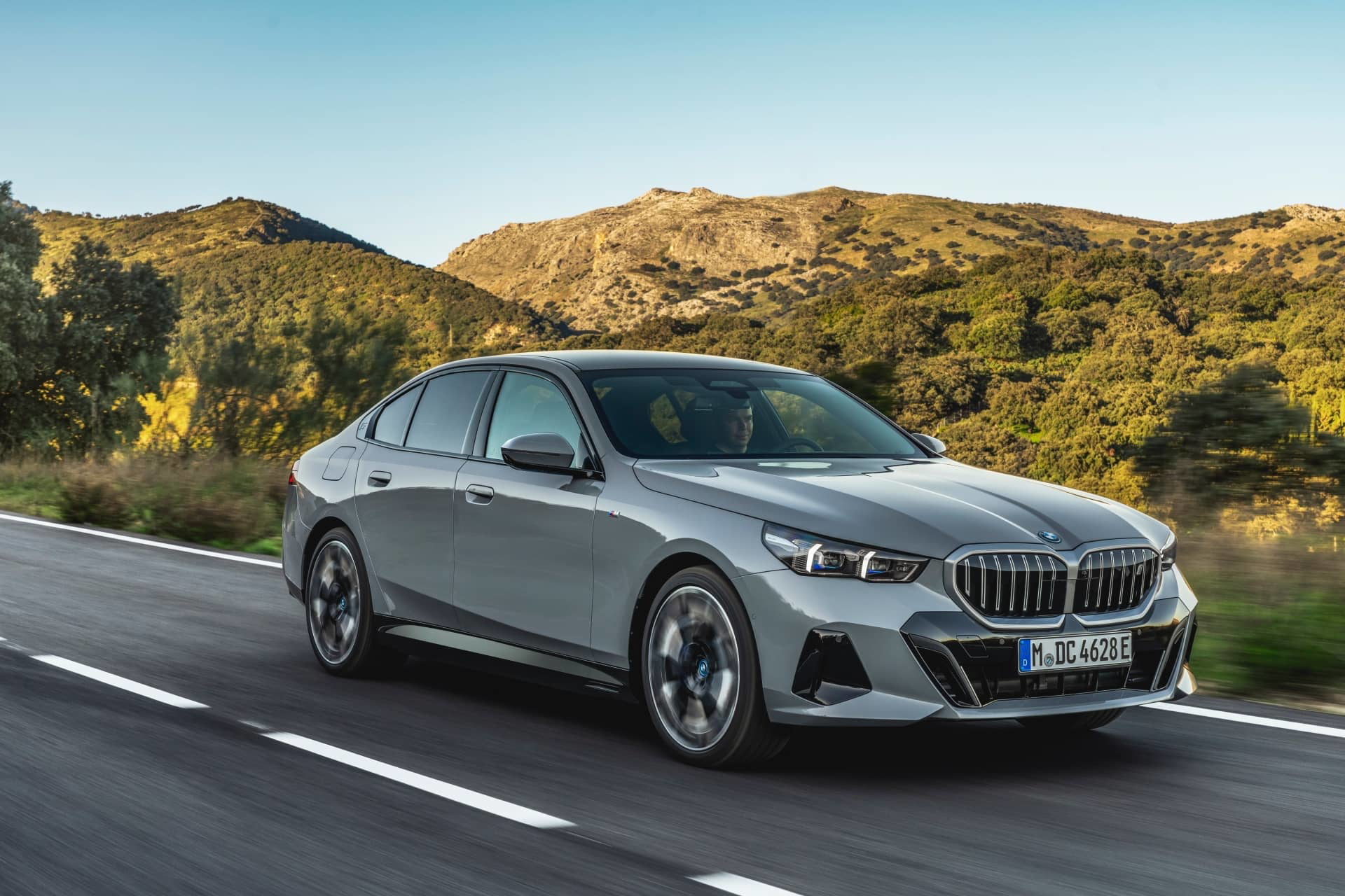 Perfil dinámico del BMW Serie 5 destacando su diseño elegante y deportivo.