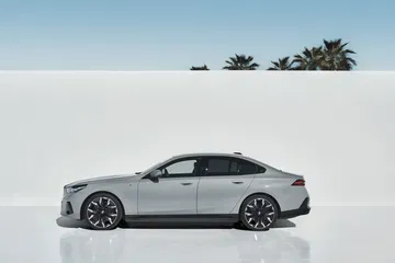 Vista lateral del BMW Serie 5 destacando su diseño aerodinámico.