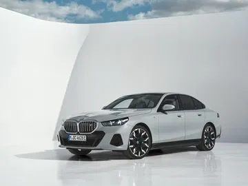 Vista lateral del BMW Serie 5 que muestra su diseño elegante y deportivo.