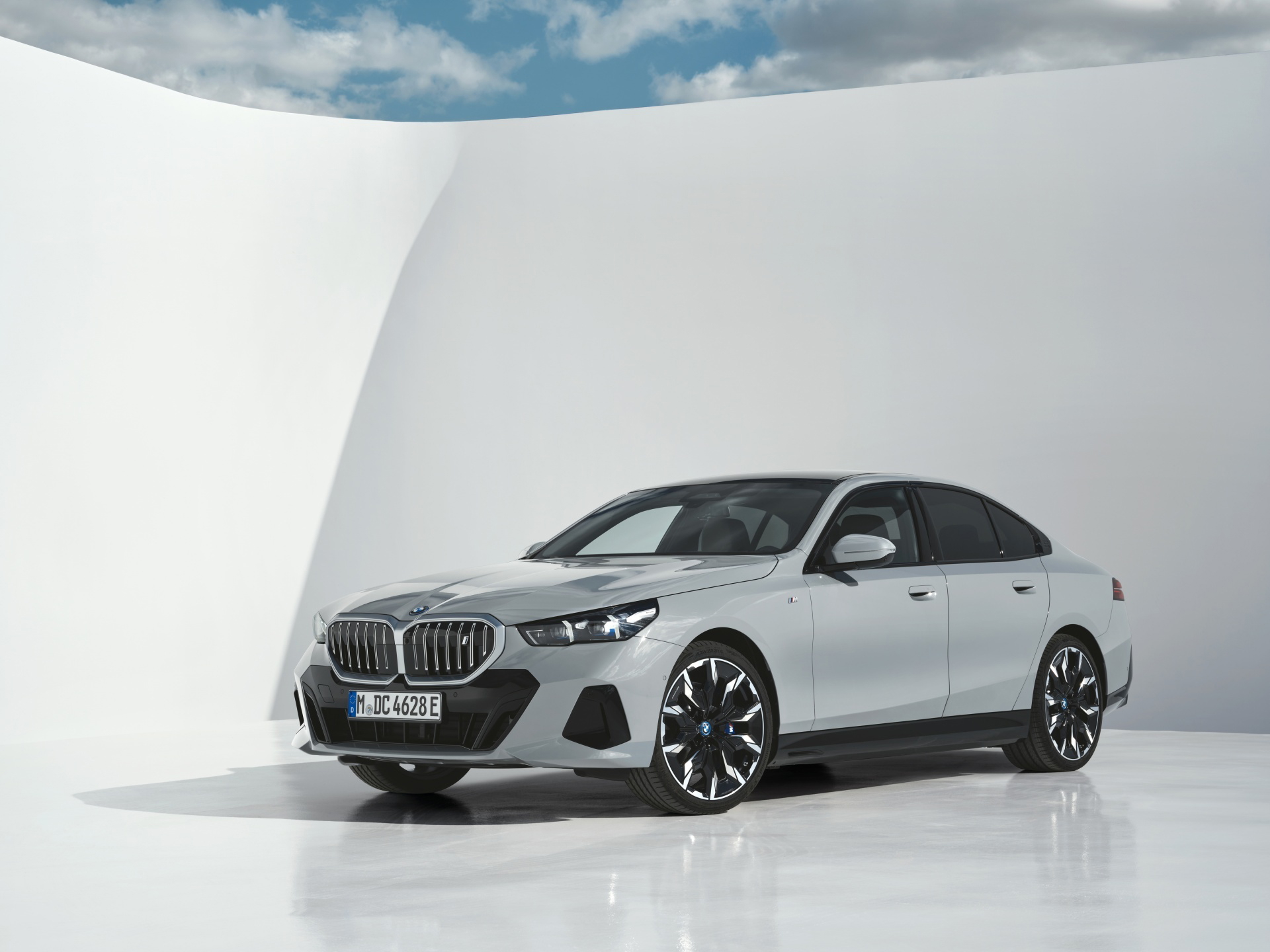 Vista lateral del BMW Serie 5 que muestra su diseño elegante y deportivo.