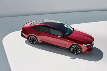 Vista lateral que muestra el diseño y las líneas del BMW Serie 5.