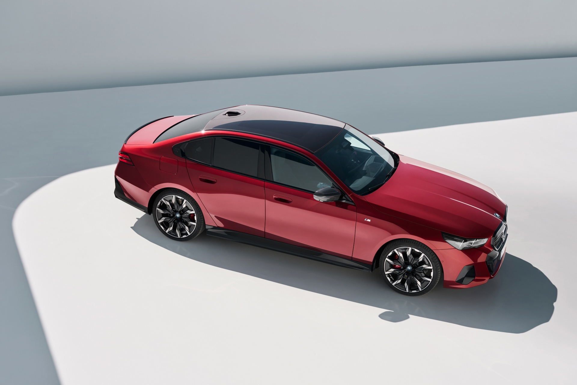 Vista lateral que muestra el diseño y las líneas del BMW Serie 5.