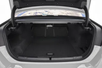 Amplitud del maletero BMW Serie 5, ideal para largos viajes.