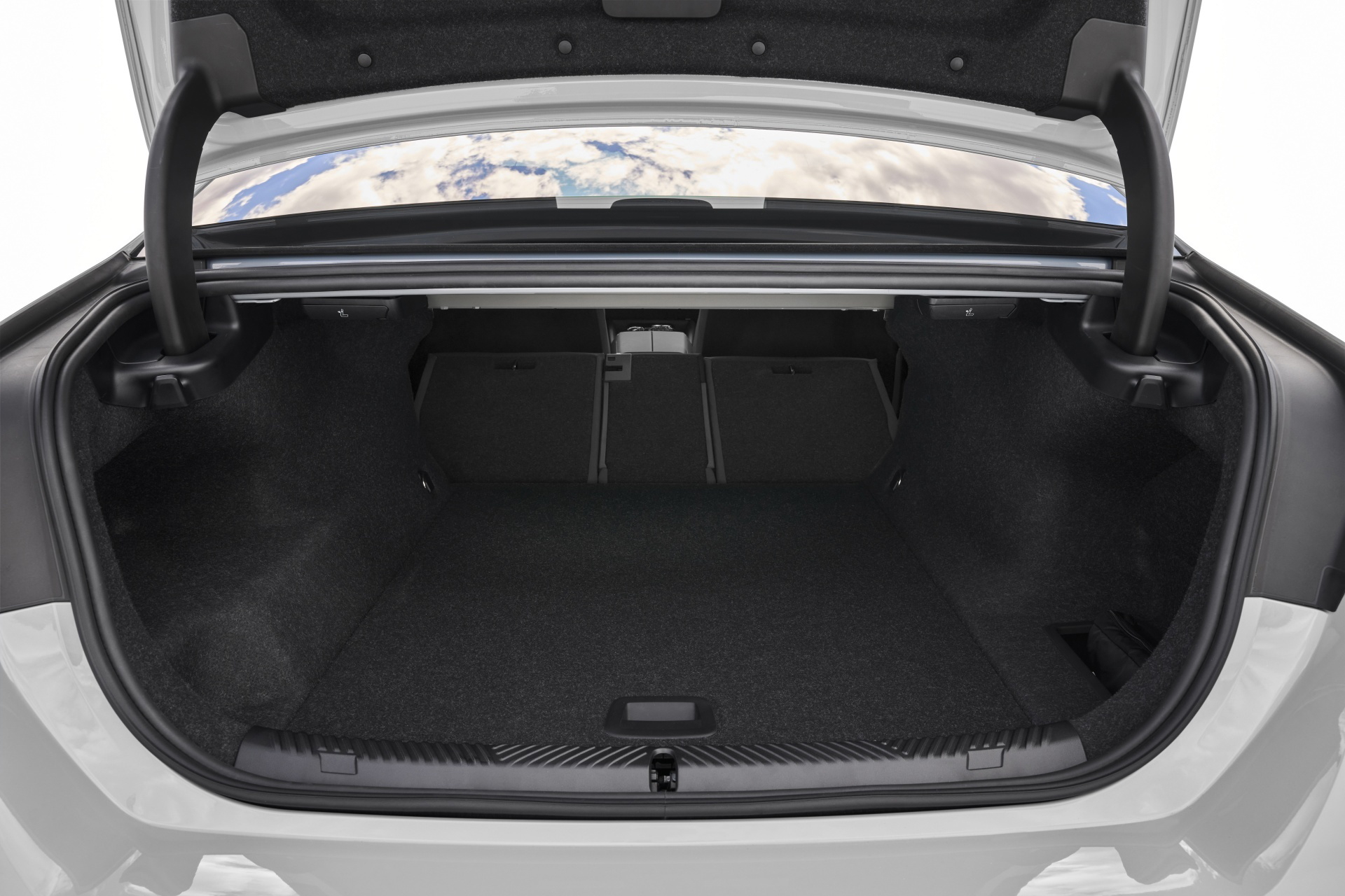 Amplitud del maletero BMW Serie 5, ideal para largos viajes.