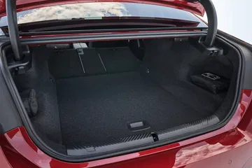 Espacioso maletero del BMW Serie 5, excelente para viajes largos y cargas voluminosas.