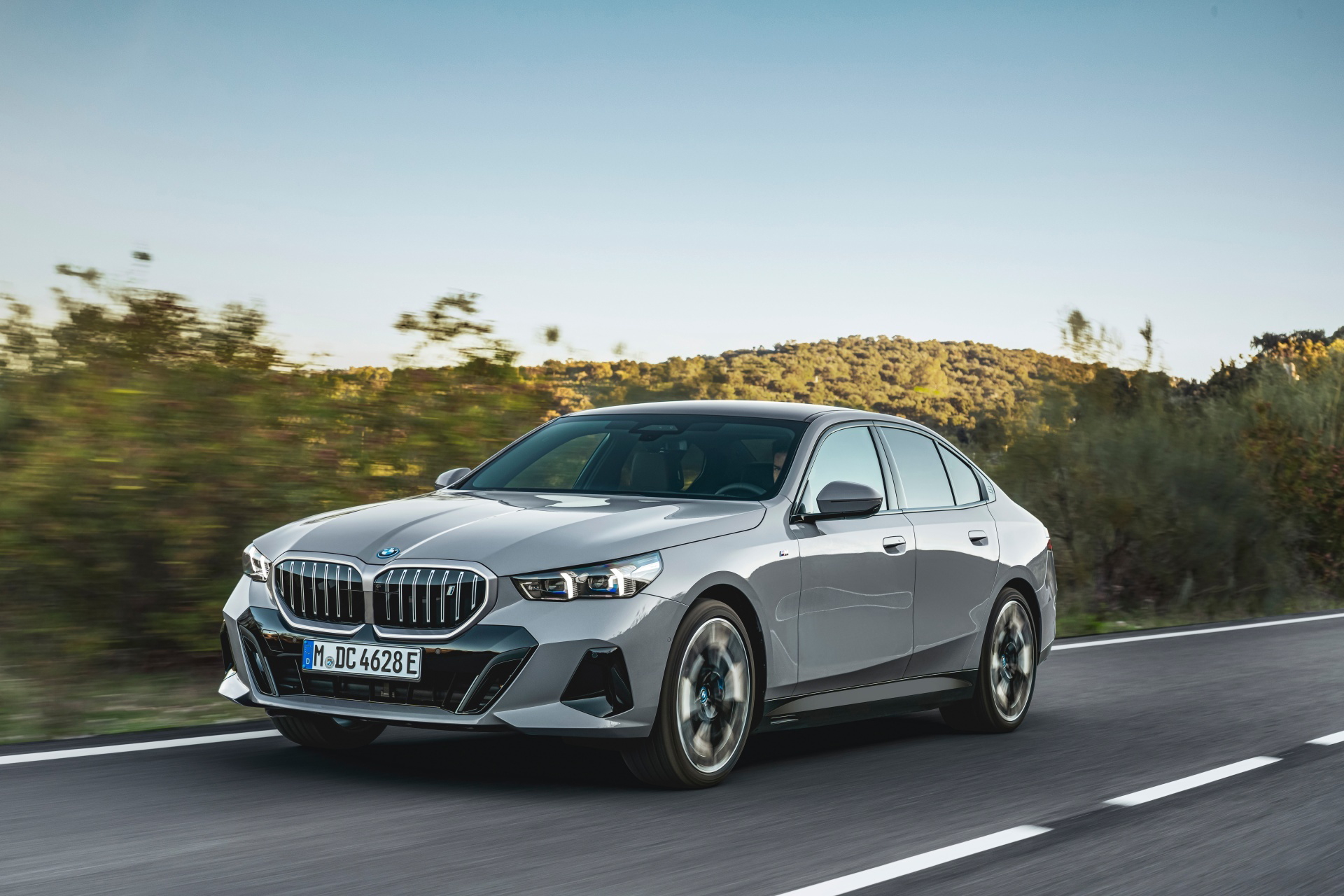 Imagen captura la elegancia y deportividad del BMW Serie 5 en movimiento.