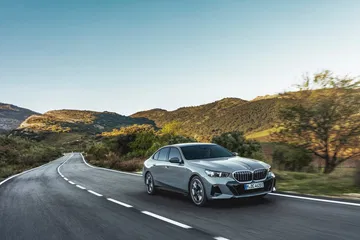 BMW Serie 5 demostrando su conducción ágil en carretera abierta