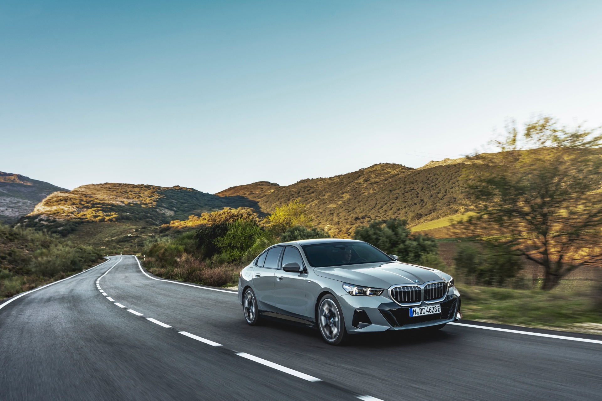 BMW Serie 5 demostrando su conducción ágil en carretera abierta