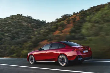 Vista dinámica del BMW Serie 5 revelando su elegante silueta lateral.